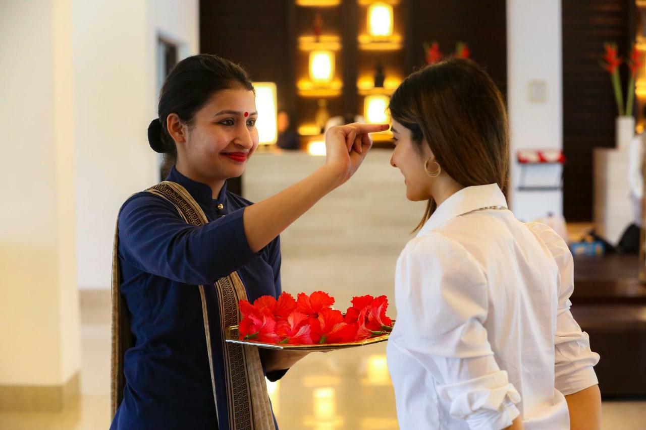 Trident Agra Hotell Agra  Eksteriør bilde A hotel staff welcoming a guest