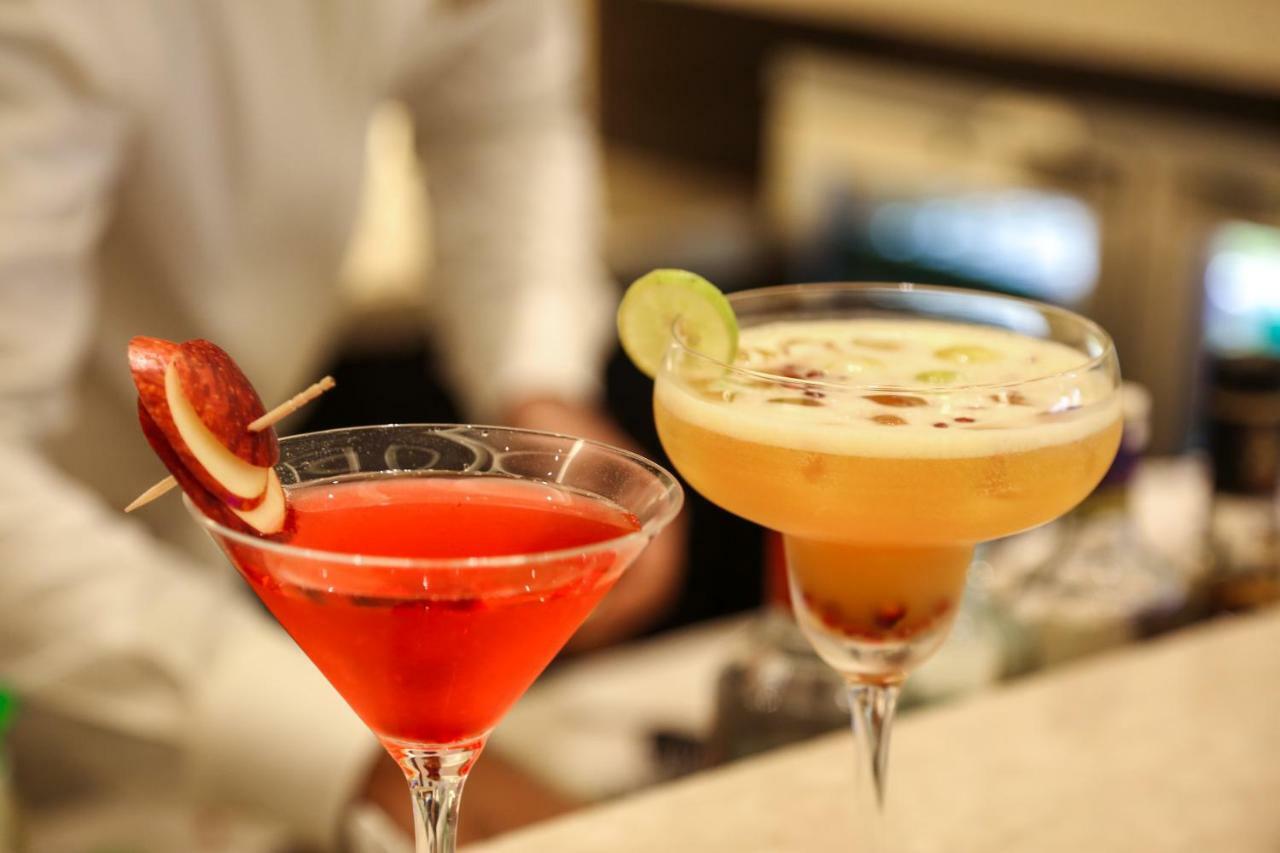 Trident Agra Hotell Agra  Eksteriør bilde A cosmopolitan (left) and a margarita (right)