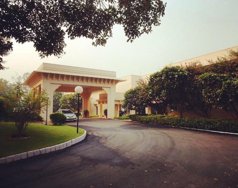Trident Agra Hotell Agra  Eksteriør bilde Entrance to the Taj Bengal