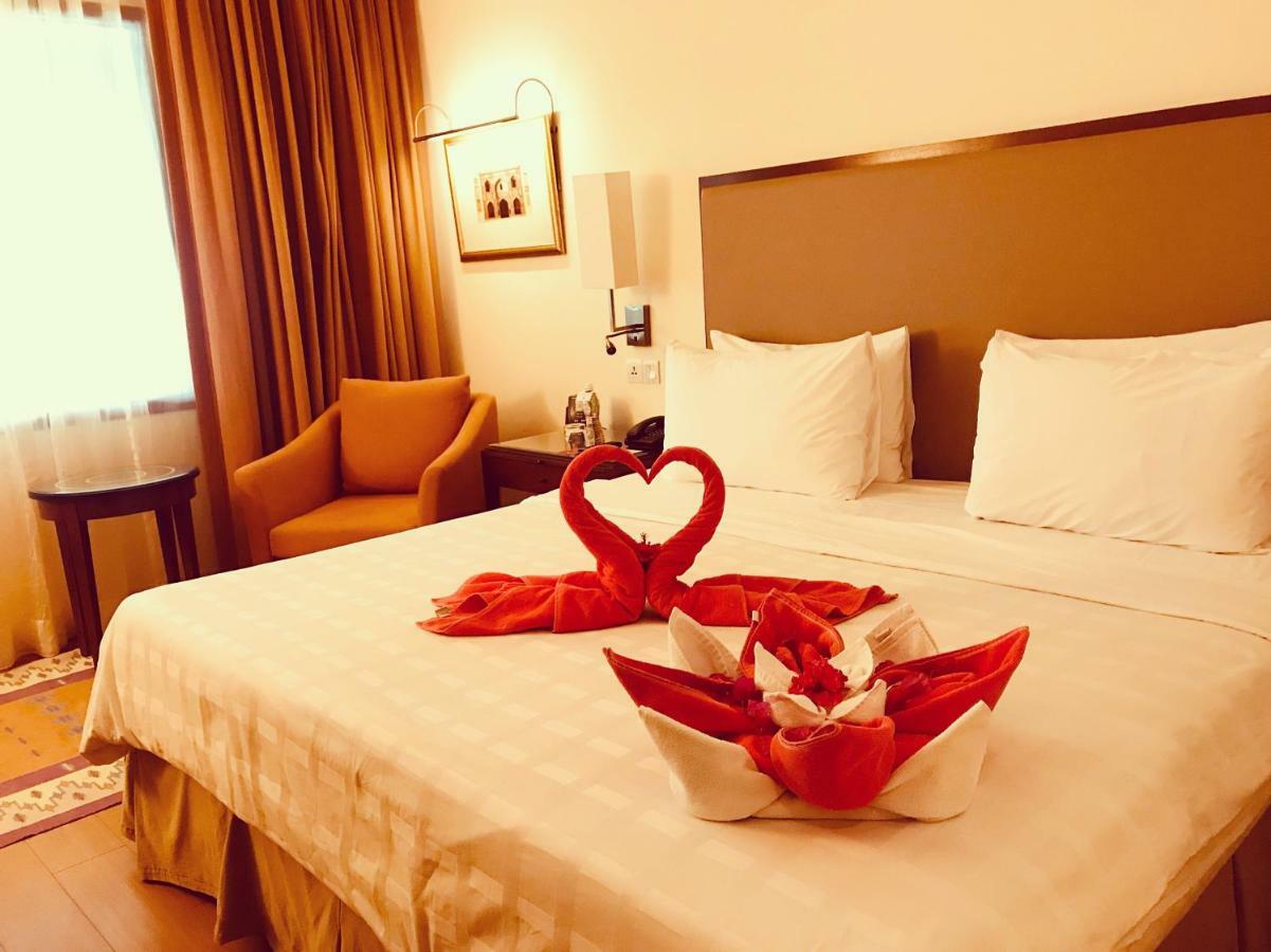 Trident Agra Hotell Agra  Eksteriør bilde A bed with a heart-shaped towel