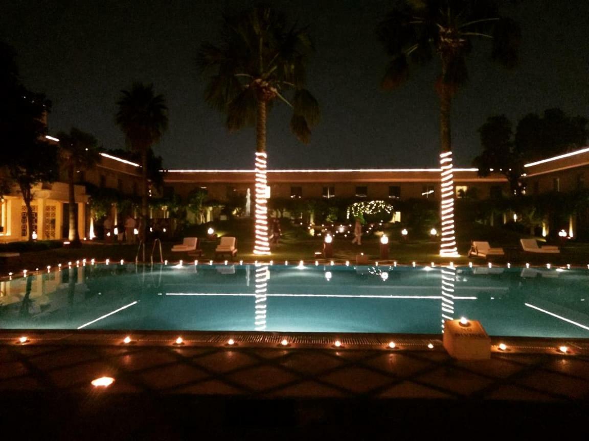Trident Agra Hotell Agra  Eksteriør bilde The pool at the Taj Mahal Palace