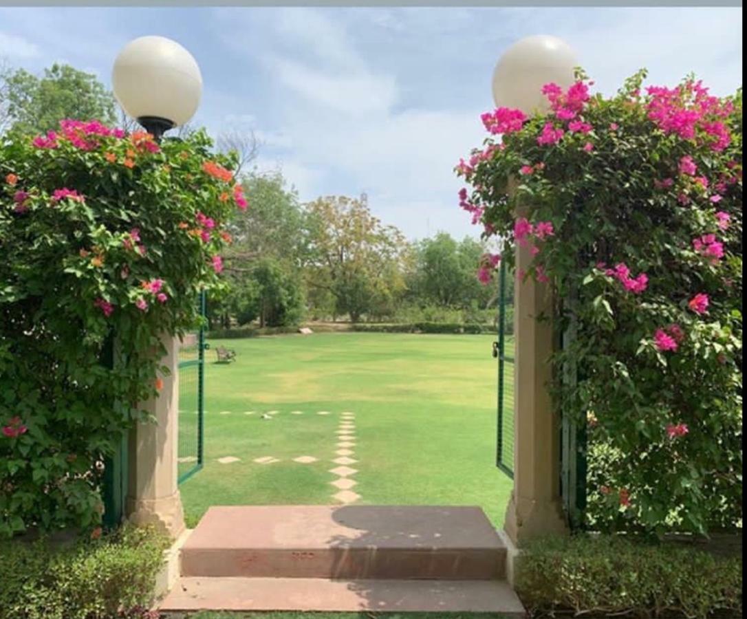 Trident Agra Hotell Agra  Eksteriør bilde Entrance to the park