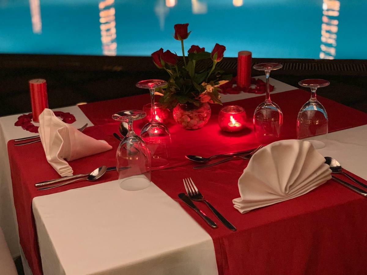 Trident Agra Hotell Agra  Eksteriør bilde A table set for dinner