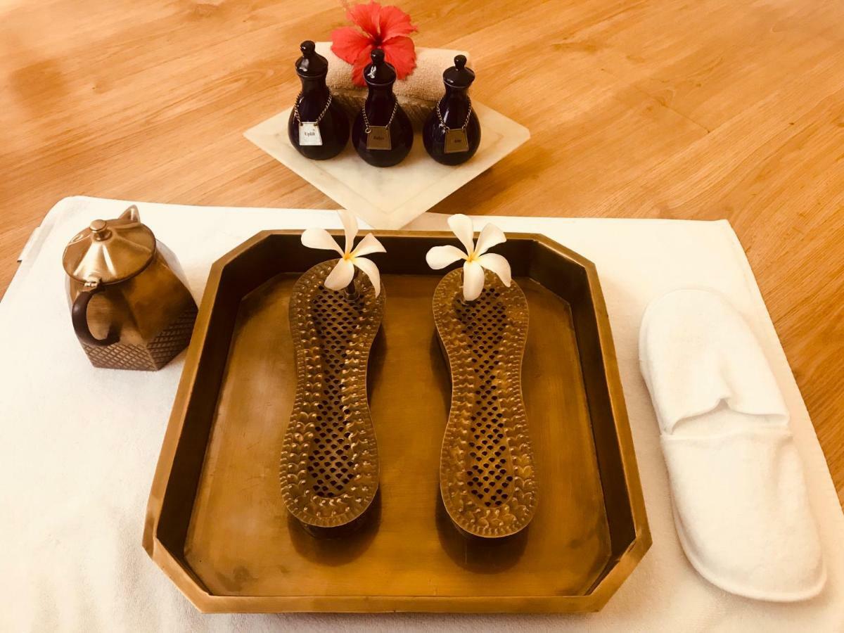 Trident Agra Hotell Agra  Eksteriør bilde Thai foot massage