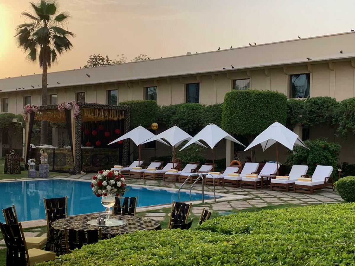 Trident Agra Hotell Agra  Eksteriør bilde The pool at the hotel