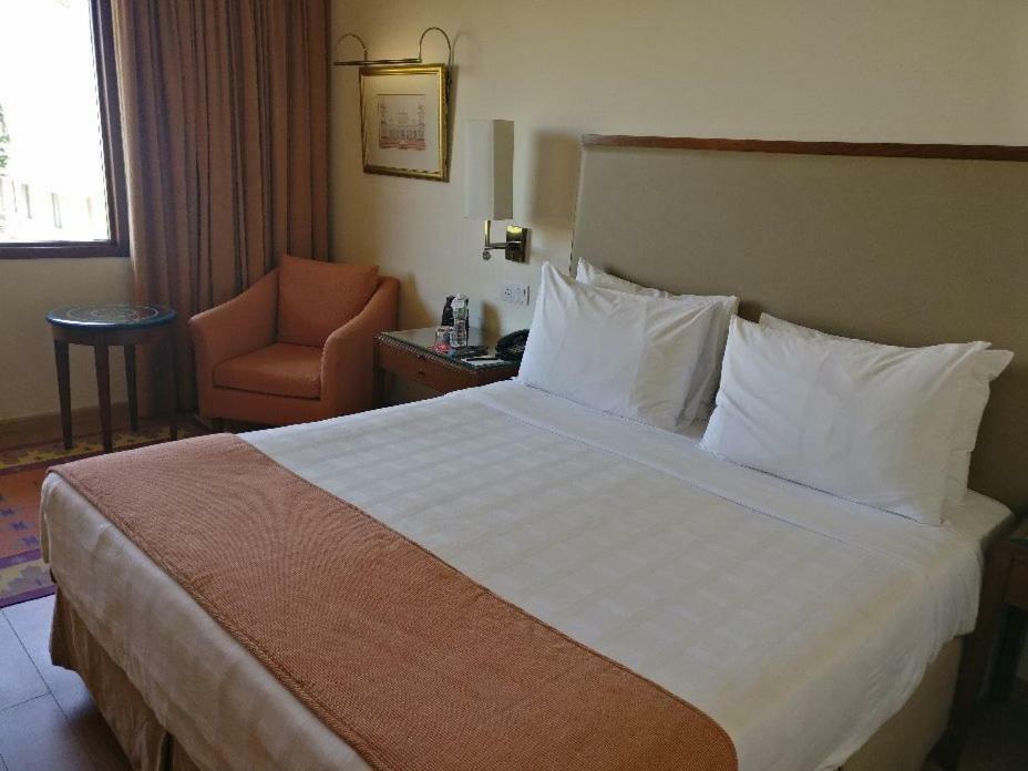 Trident Agra Hotell Agra  Eksteriør bilde A bedroom at the hotel