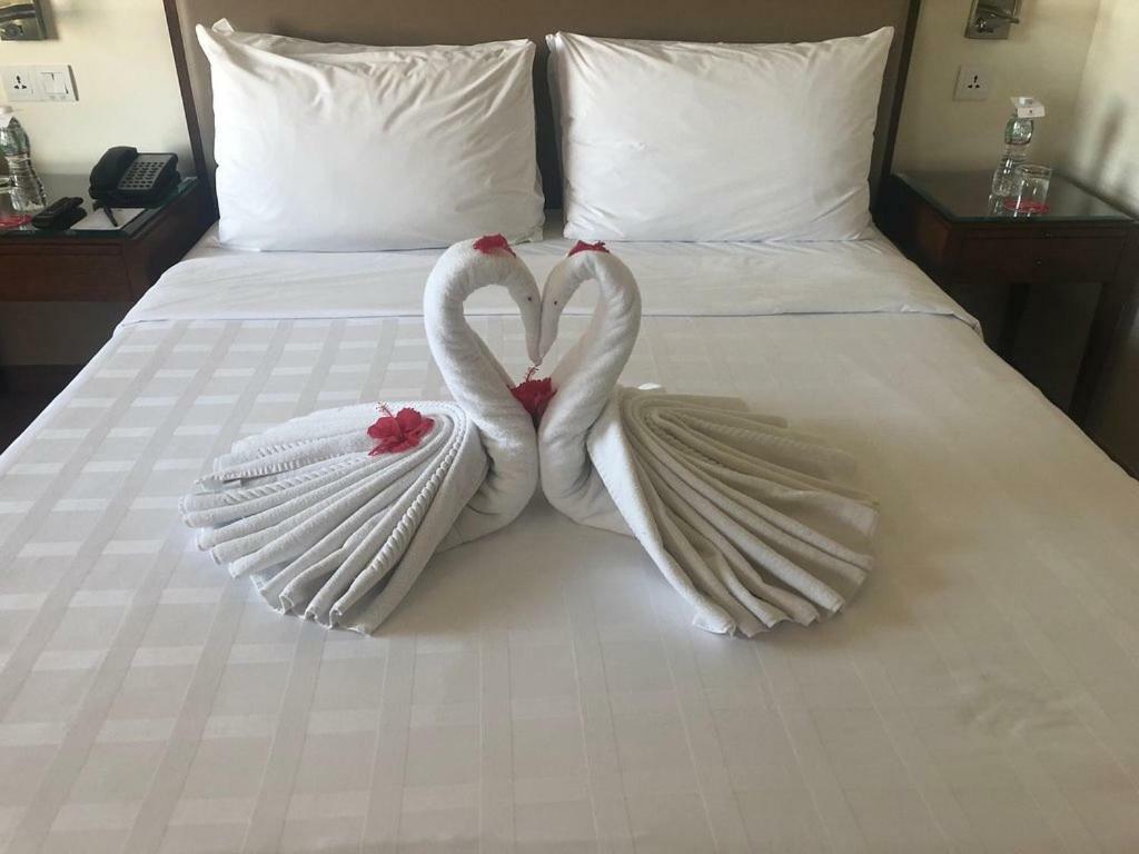Trident Agra Hotell Agra  Eksteriør bilde Towel swans on a bed